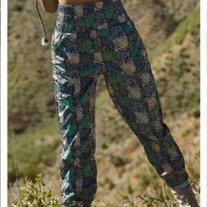 FP Movement by Free People The Way Home Printed Joggers in sz xs NWT
